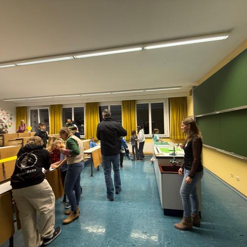 Kinder entdecken den Physikraum.