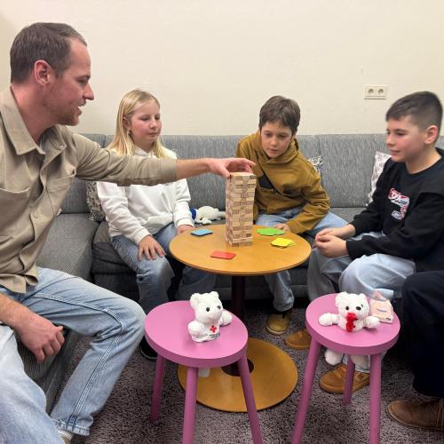 Kinder spielen mit unserem Schulsozialarbeiter Jenga.