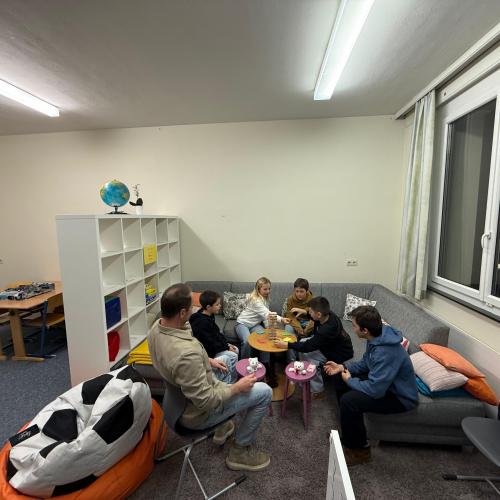 Kinder unterhalten sich mit unserem Schulsozialarbeiter Rene.