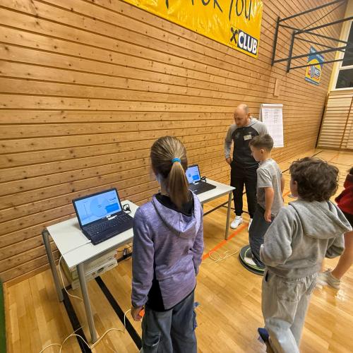 Analyse im Turnsaal.