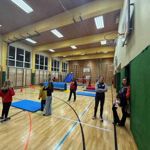 Ein Blick in den Parcour im Turnsaal.