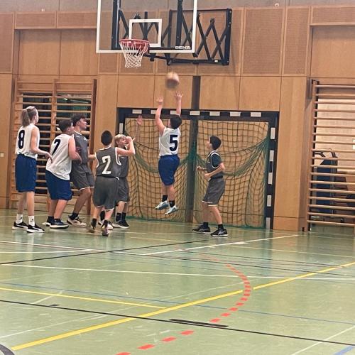 Nr. 5 des Teams versucht einen Korb zu werfen.