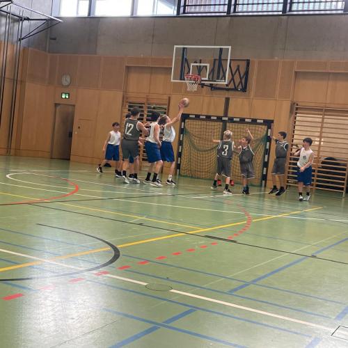 Schüler beim SPiel.