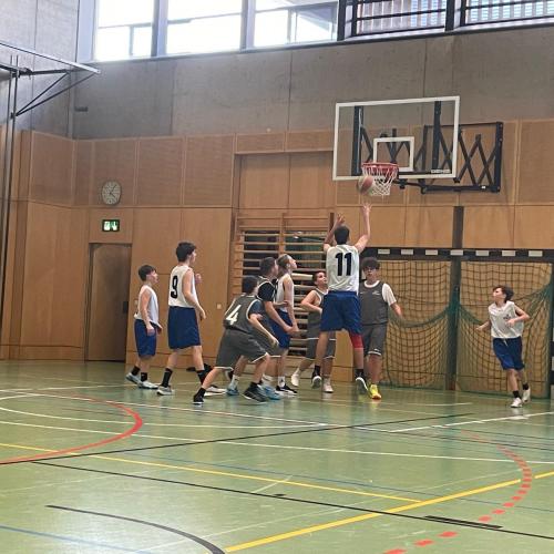 Nr. 11 des Teams versucht einen Korb zu werfen.