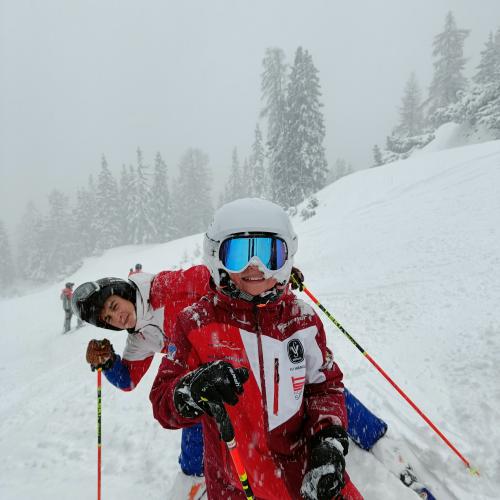 Zwei Schüler:innen im Tiefschnee.