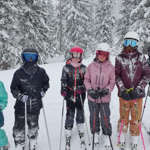Gruppenfoto Schüler:innen beim Schifahren.