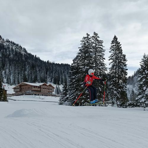 Schülerin springt mit den Schi.