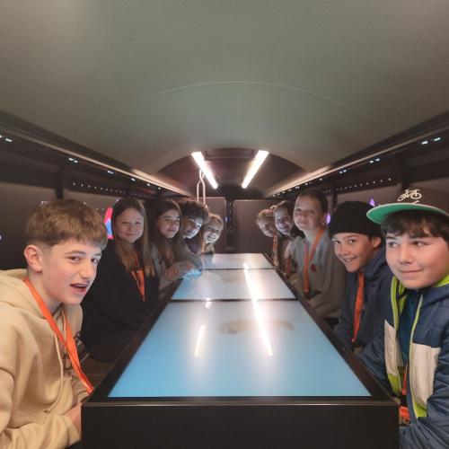 Schüler:innen im FLIP2Go-Bus