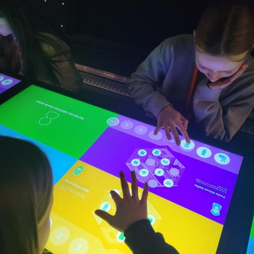 Schülerinnen im FLIP2Go-Bus