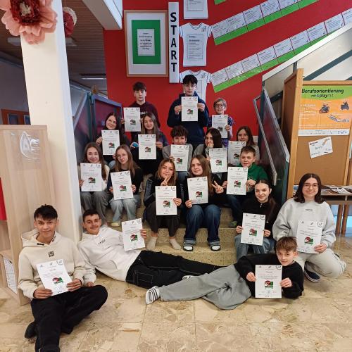 Schülerinnen zeigen ihre Urkunden des Erste Hilfe fit.