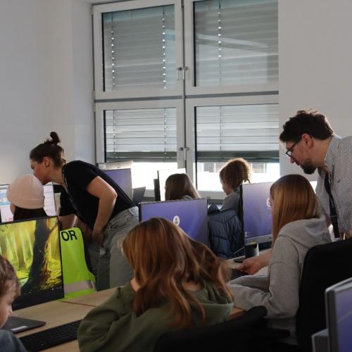 Mitarbeiter von Plansee unterstützen die Schüler:innen beim Entwurf.