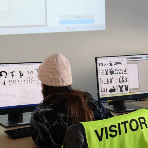 Schülerin beim Gestalten eines Logos.