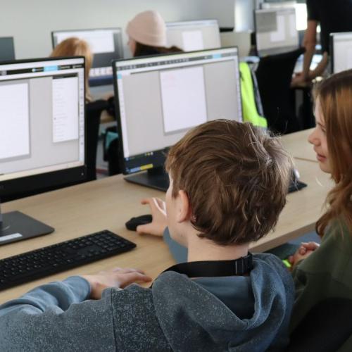 Schüler:innen beim Gestalten eines Logos.