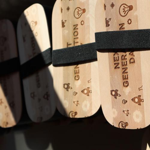 Holzplatten mit dem Lasercutter beschriftet.