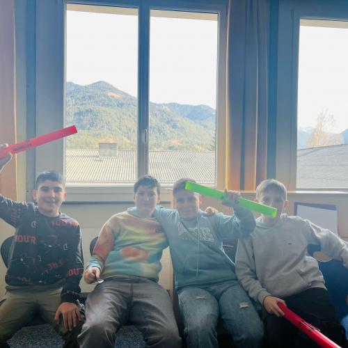 Schüler mit Klangstöcken.