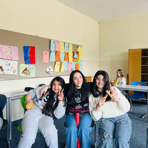 Schülerinnen mit Instrumenten .