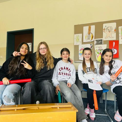 Schülerinnen mit Klansstöcken und anderen Instrumenten. 