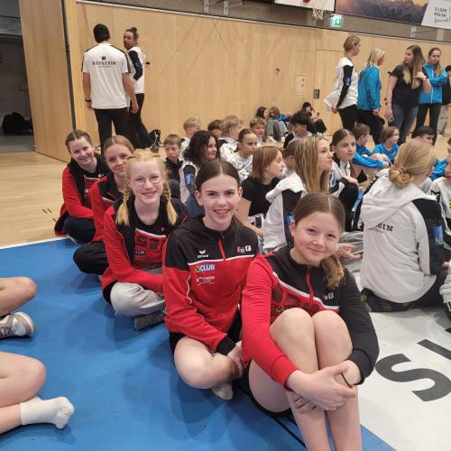 Turnerinnen bei der Siegerehrung