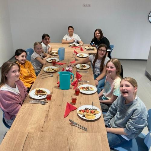 Schüler:innen essen ihr Gekochtes.