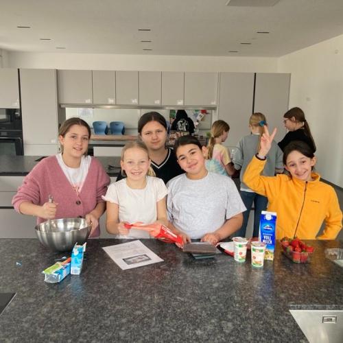 Schüler:innen bereiten die Crepes zu.