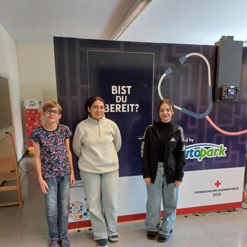 Schüler:innen beim Startpunkt des Escape Rooms.