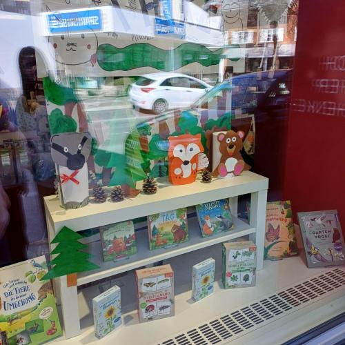 Foto des Schaufensters, das von den Schüler:innen gestaltet wurde. 