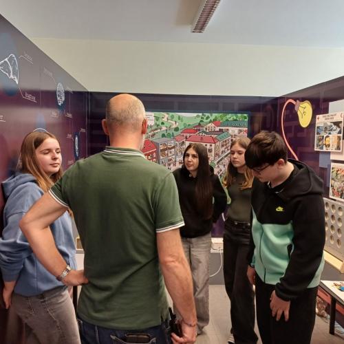 Schüler:innen beim Lösen der Rätsel im Escape Room.