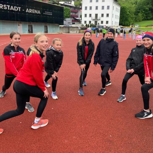 Schülerinnen beim Aufwärmen