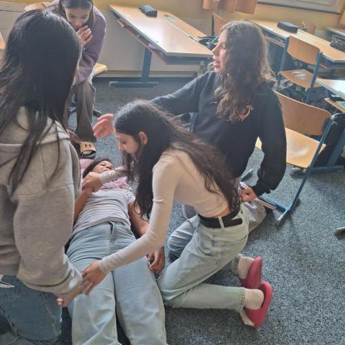 Schülerinnen führen eine Übung durch.