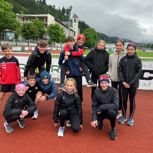 Gruppenfoto Mädchen und Knaben 1. und 2. Klasse