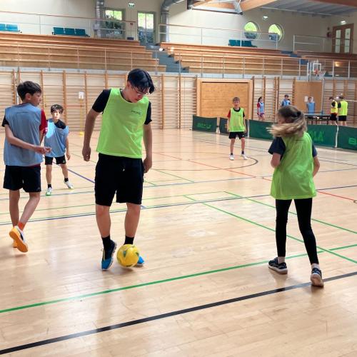 Schüler:innen beim Fußball.
