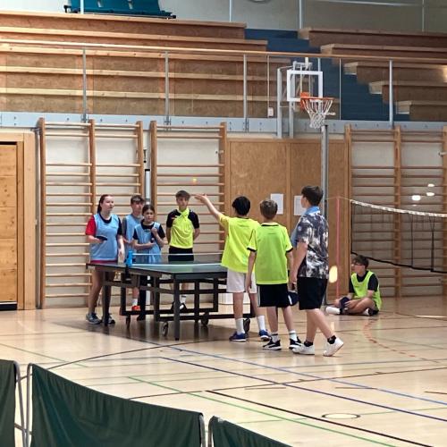 Schüler:innen beim Tischtennis spielen.