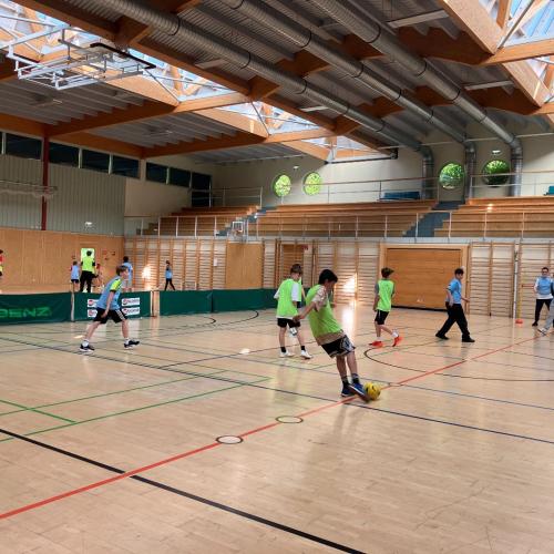 Schüler:innen beim Fußballspielen.