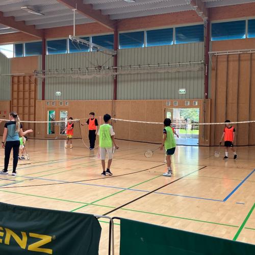Schüler:innen beim Badminton.