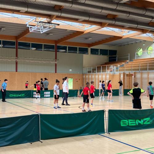 Schüler:innen beim Fußballspielen.