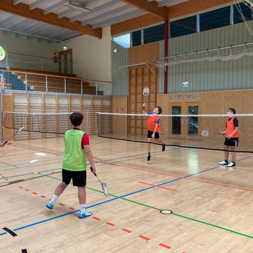 Schüler:innen beim Badminton.