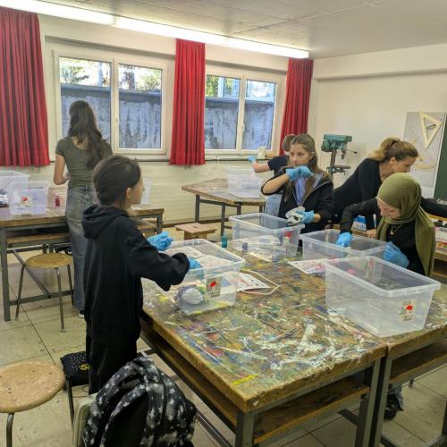 Schüler:innen beim Färben von T-Shirts mit Batik.