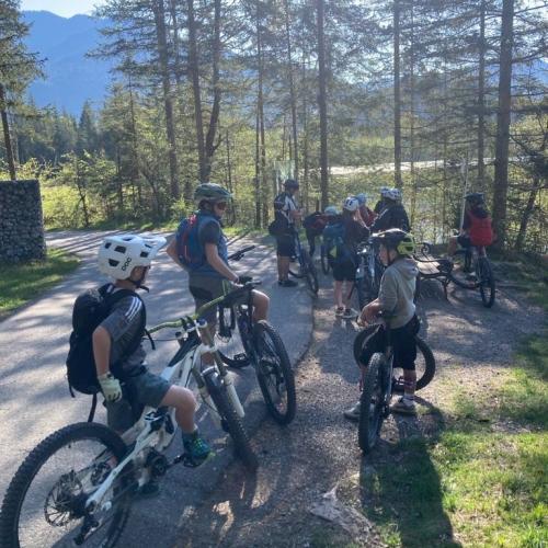 Schüler:innen beim Radfahren.