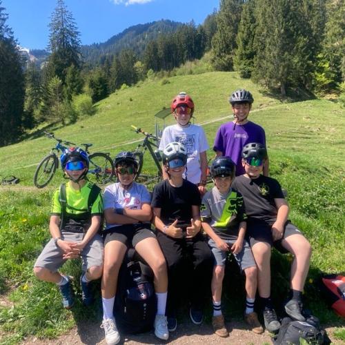 Gruppenfoto von Schüler:innen während ihrer Radtour.