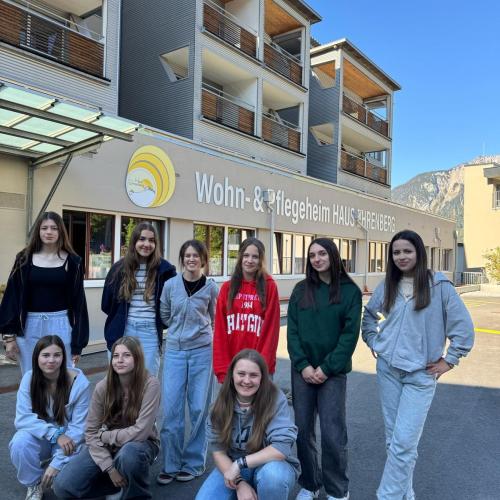 Gruppenfoto der Schüler:innen vor dem Einfgang des Wohn- und Pflegeheims in Reutte.