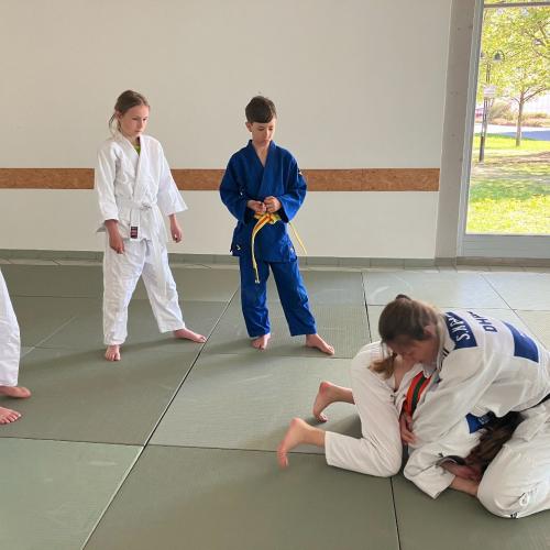 Schüler:innen beim Judo.