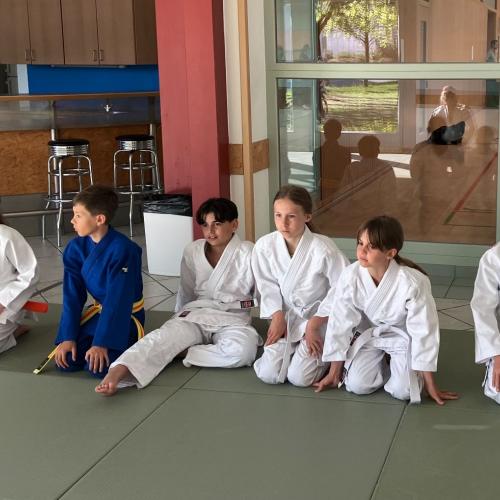 Schüler:innen beim Judo.