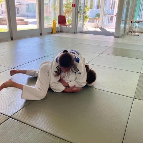 Schüler:innen beim Judo.