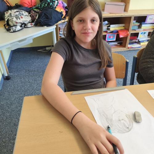 Schülerin zeichnet einen Manga.