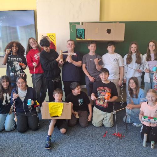 Klassenfoto mit dem vorbereiteten Spielzeug.