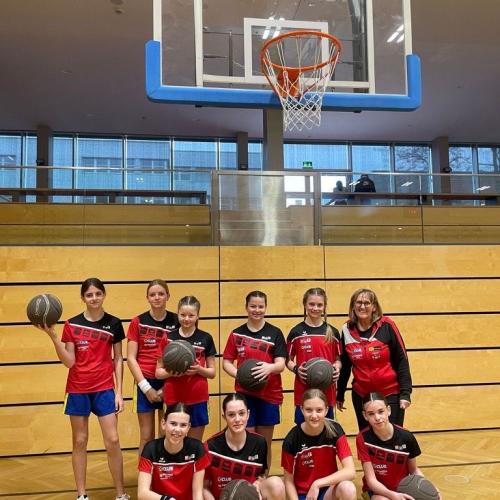 Gruppenfoto Mädchenmannschaft mit Lehrperson.