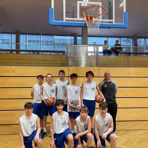 Gruppenfoto Bubenmannschaft mit der Lehrperson.