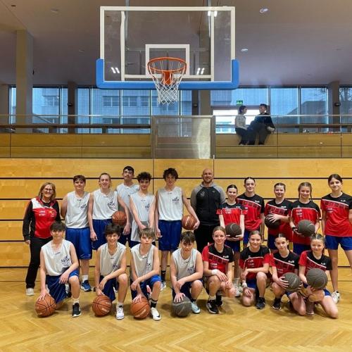 Gruppenfoto Buben und Mädchen mit den zwei Lehrpersonen.