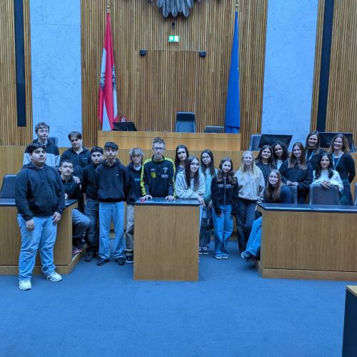Klassenfoto im Parlament.