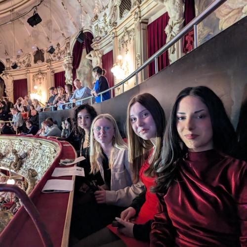 Foto von 4 Schülerinnen im Ronacher.